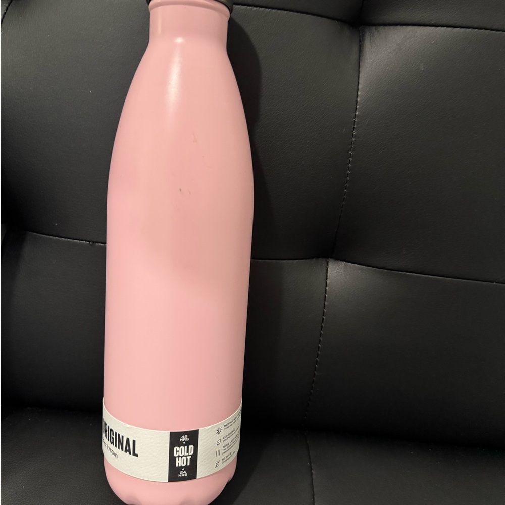 Brand New! Never used Swell 25 OZ Water Bottle (not glass)